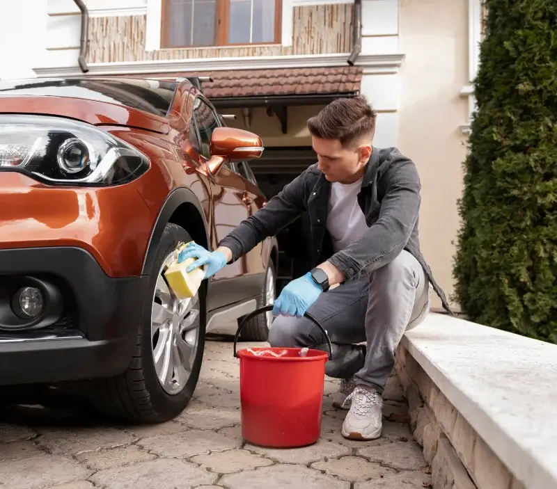 Lavage auto à domicile Le Verdier : professionnel intervenant sur un véhicule